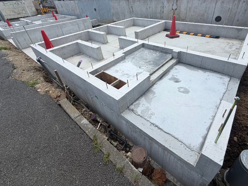 近所で見かけた狭小地の基礎工事の様子