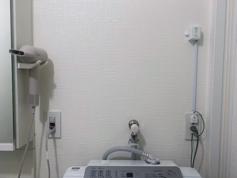 洗面化粧台にドライヤーを常時セットした完成後の様子