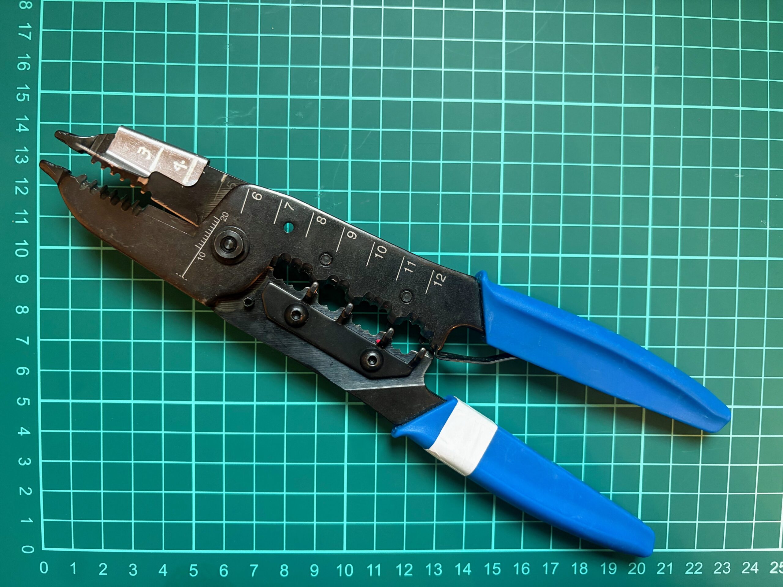 HOZANのVVFストリッパーP-958の全体(目盛り付き)