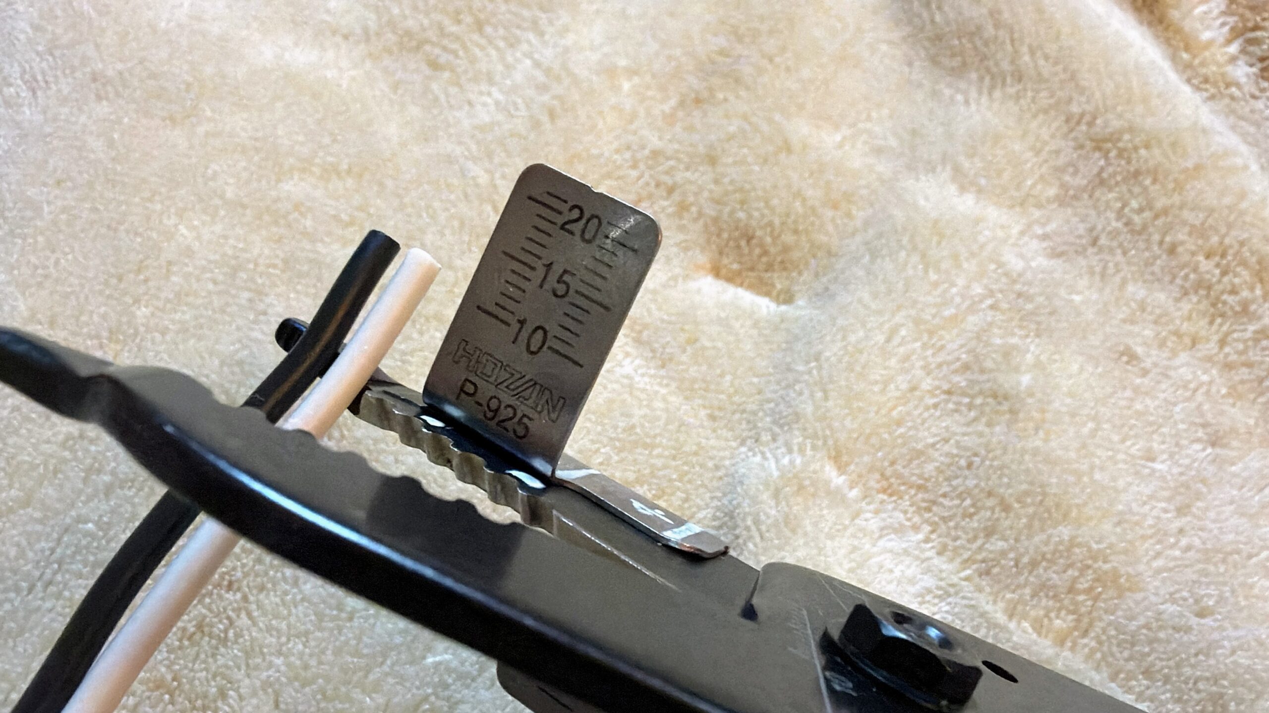 VVFストリッパーP-958に合格ゲージP-925を装着してストリップしているところ