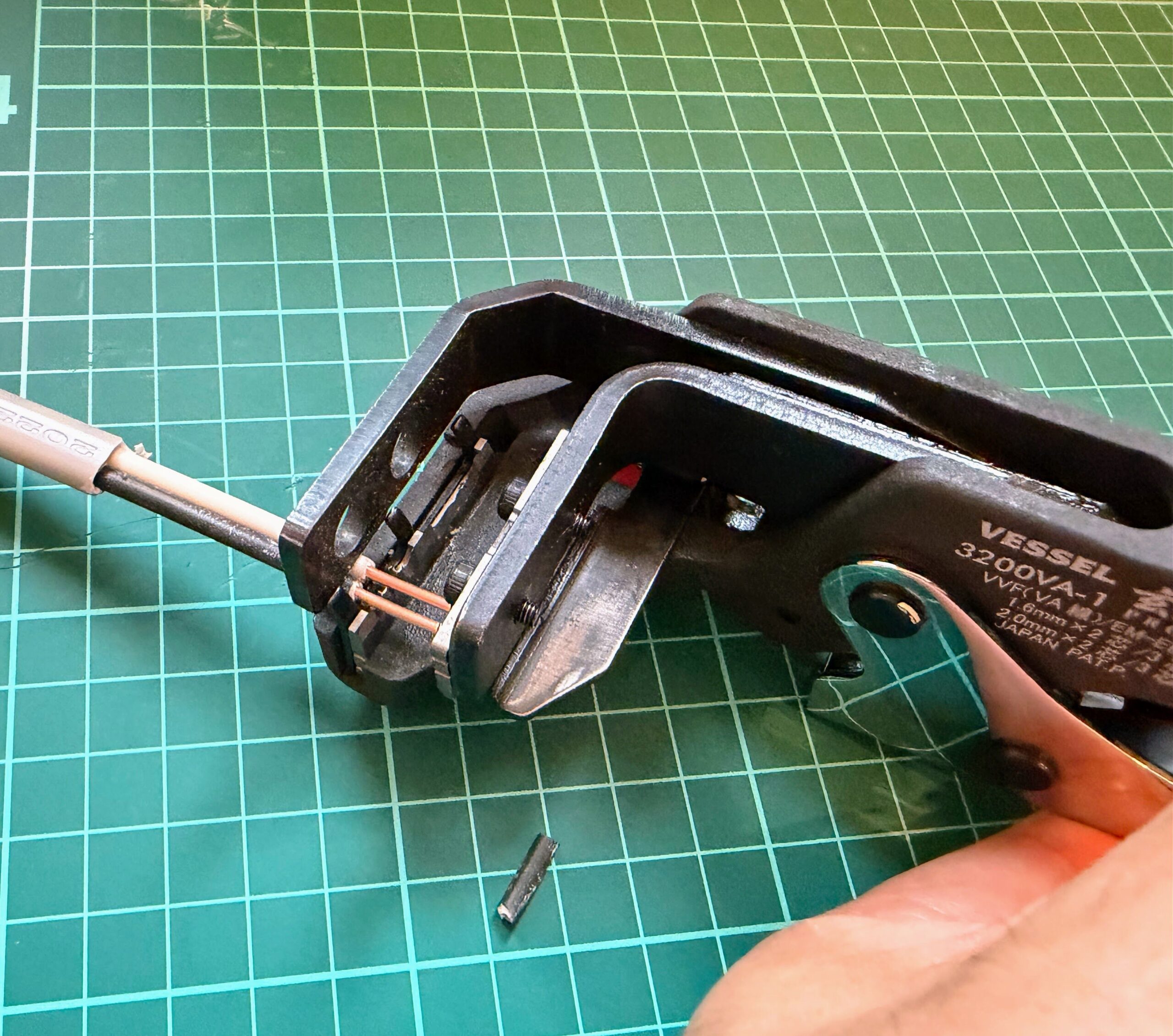 VA線ストリッパー3200VA-1で芯線の被覆をストリップしたところ