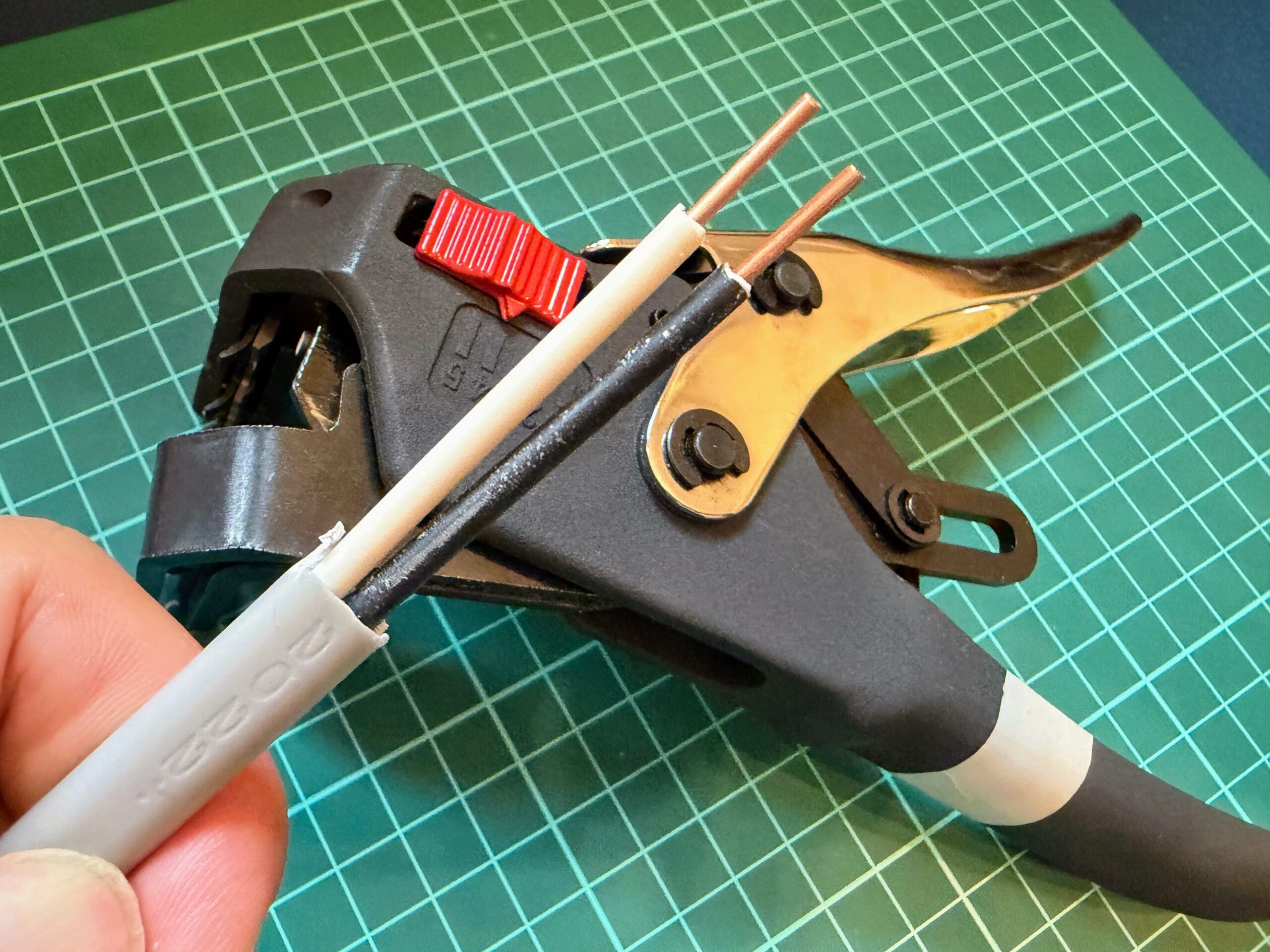 VA線ストリッパー3200VA-1で処理を終えたVVFケーブルの芯線