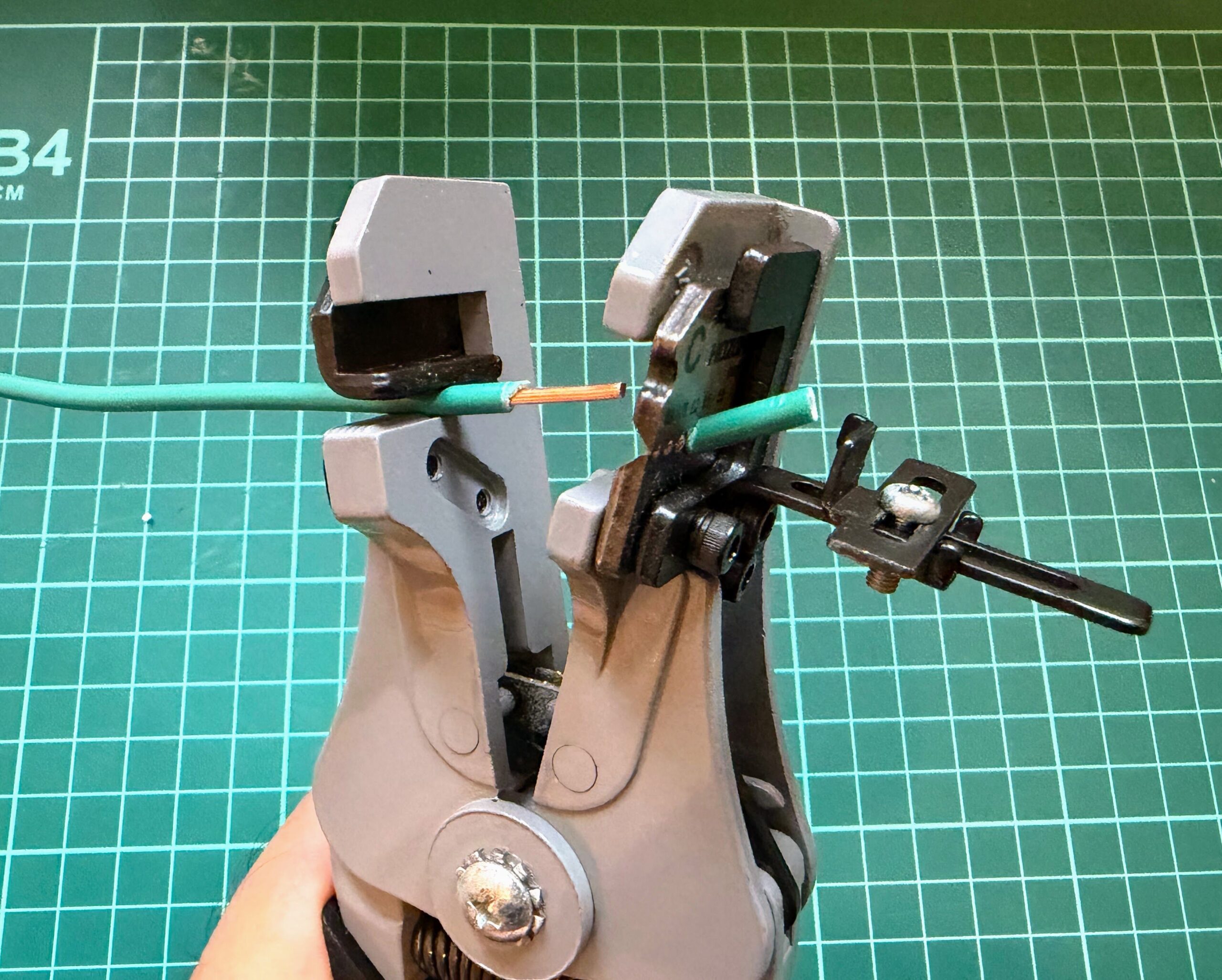 ワイヤーストリッパーP-90-Cで被覆を剥き終えたより線の導体
