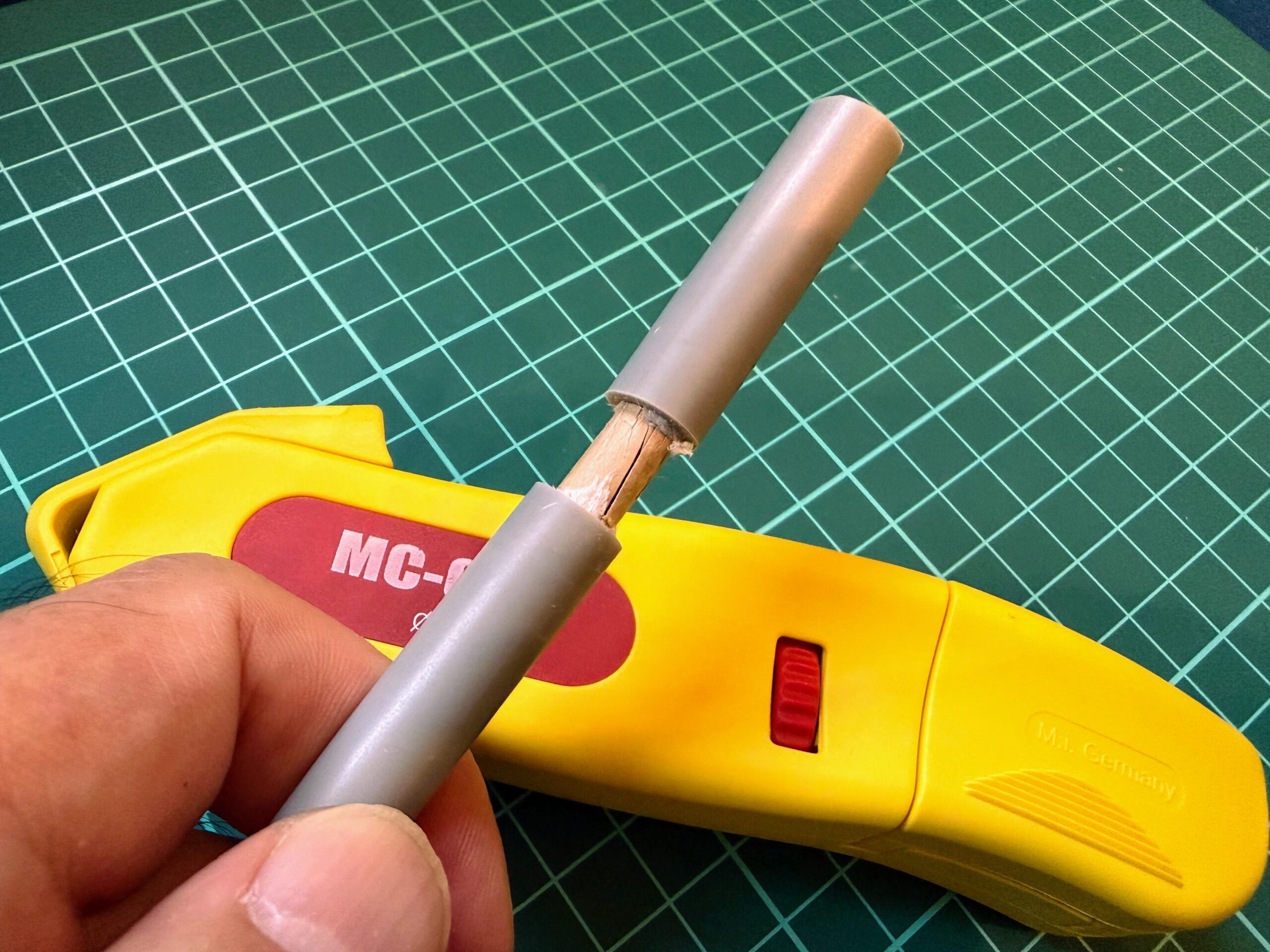 ケーブルストリッパーMC-012で外装をむき終えたVVRケーブル