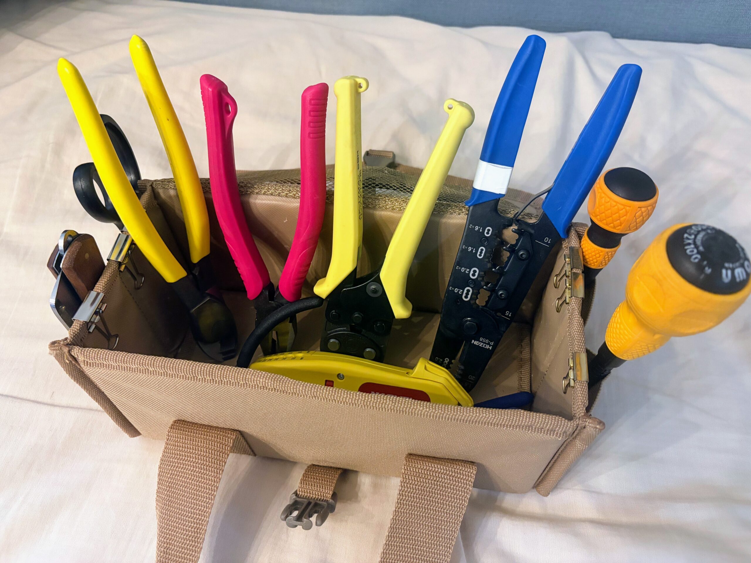 パカットバッグに工具を立てて並べた、技能試験のときの配置