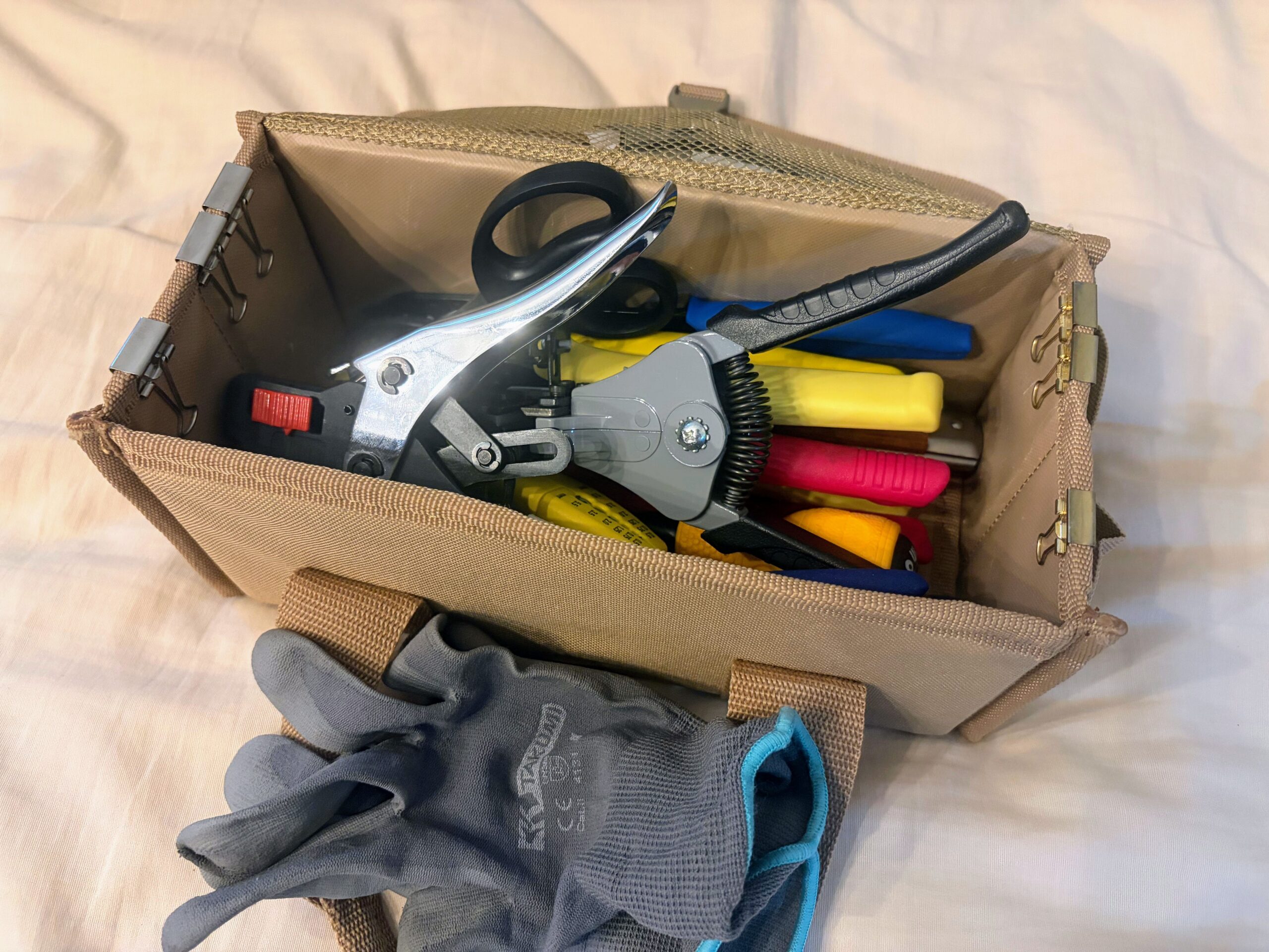 パカットバッグを開いて工具一式を収納した状態